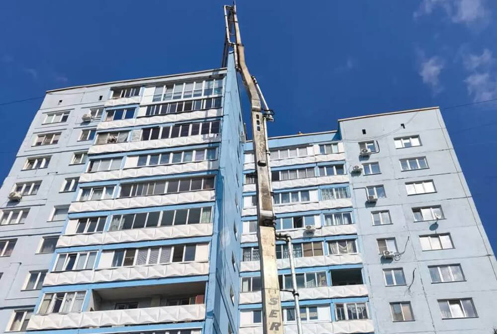 Подача бетона на крышу 12-этажного дома в Кемерово автобетононасосом