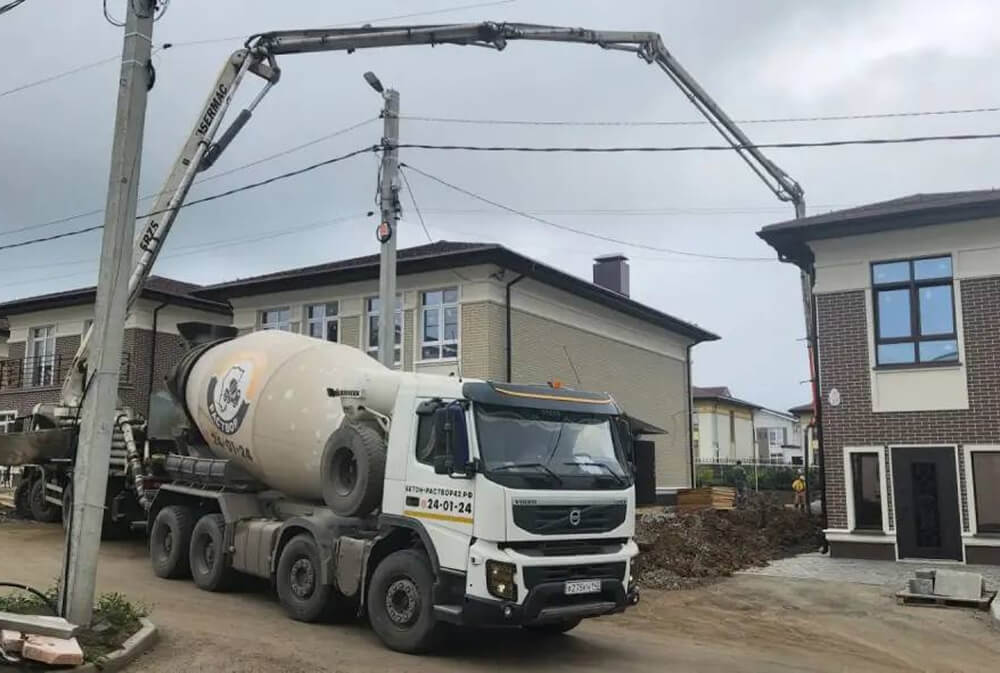Подача бетона автобетононасосом в коттеджном посёлке «Поляна Виладж» под Кемерово